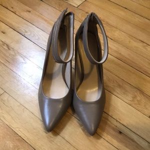 Comfortable Nude Pumps with Ankle Strap